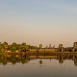 Angkor Wat o wschodzie słońca odbijający się w spokojnej wodzie