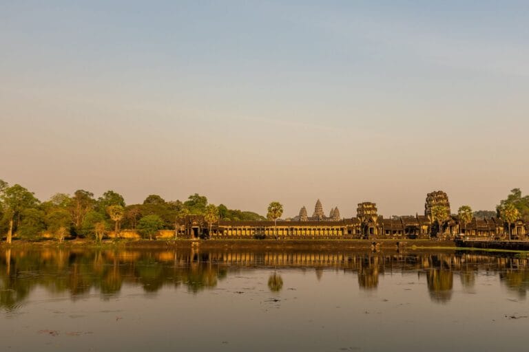 Angkor Wat o wschodzie słońca odbijający się w spokojnej wodzie