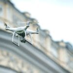 Dron quadcopter unosi się nad klasycznym budynkiem w Korei Północnej