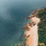 Lotnicze ujęcie ukrytej tropikalnej plaży na Ko Samui