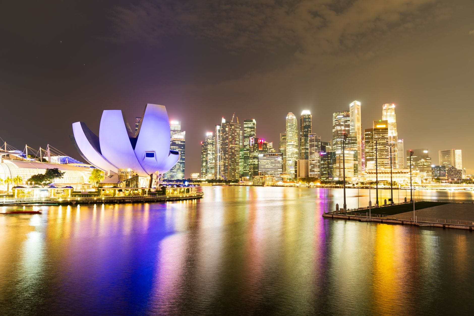 Nocny widok na Marina Bay Sands i rozświetloną panoramę Singapuru