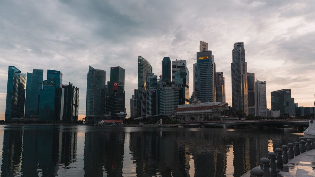 Panorama Singapuru o zmierzchu odbijająca się w wodzie przy nabrzeżu Panorama Singapuru o zmierzchu odbijająca się w wodzie przy nabrzeżu