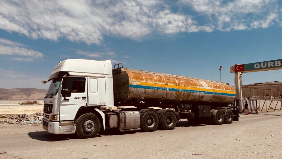 Zardzewiała ciężarówka towarowa na przejściu granicznym Turcja–Iran