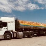 Zardzewiała ciężarówka towarowa na przejściu granicznym Turcja–Iran