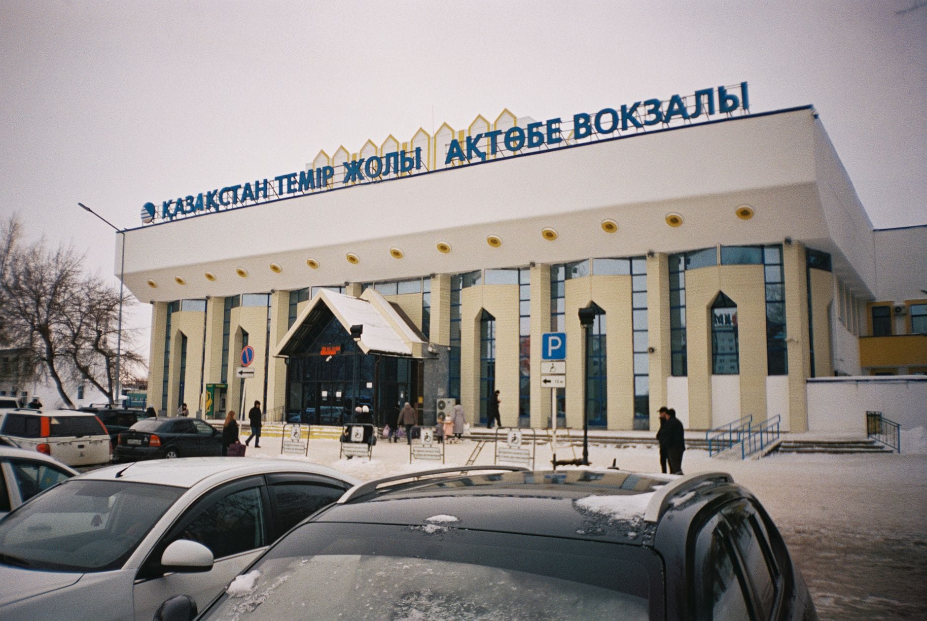 Zimowy dzień na dworcu kolejowym w Aktobe w Kazachstanie