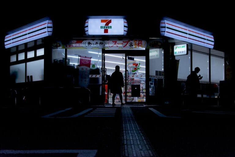 Apteczka podróżna do Azji: jakie leki zabrać z Polski, a co kupisz w 7-Eleven