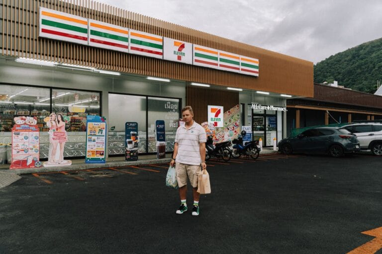 Apteczka podróżna do Azji: jakie leki zabrać z Polski, a co kupisz w 7-Eleven