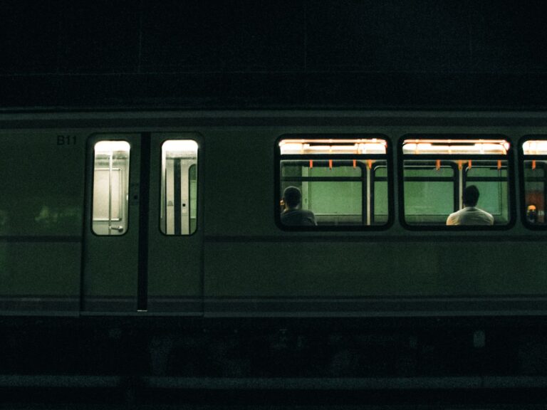 Pasażerowie w wagonie metra nocą na stacji w Ankarze