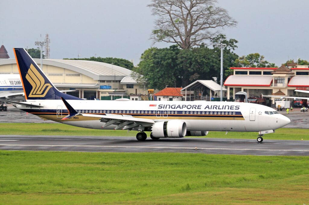 Samolot Singapore Airlines kołujący po pasie startowym przed odlotem
