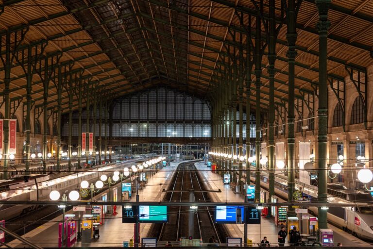 Wnętrze dworca Gare du Nord w Paryżu z torami kolejowymi